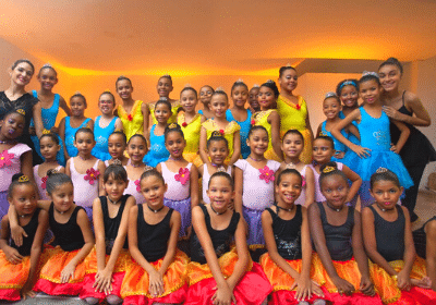 Bailarinas do projeto social da ADEC