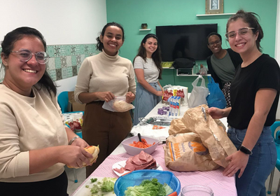 jovens preparando alimentos